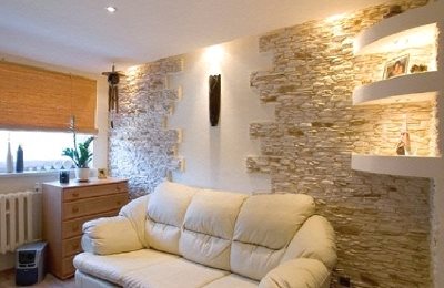 Декорирование интерьера квартиры диким камнем — изысканный стиль любой комнаты